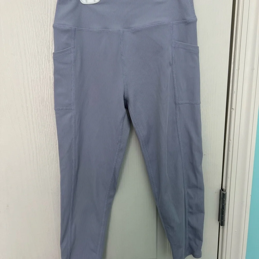 Zella girls lavender Capris, size 10-12